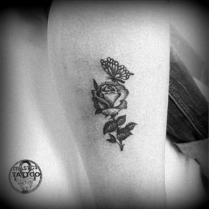 Tatuaje Rosa con Mariposa