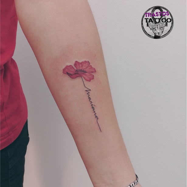 Tatuaje de amapola a color con nombre Trastos Tattoo